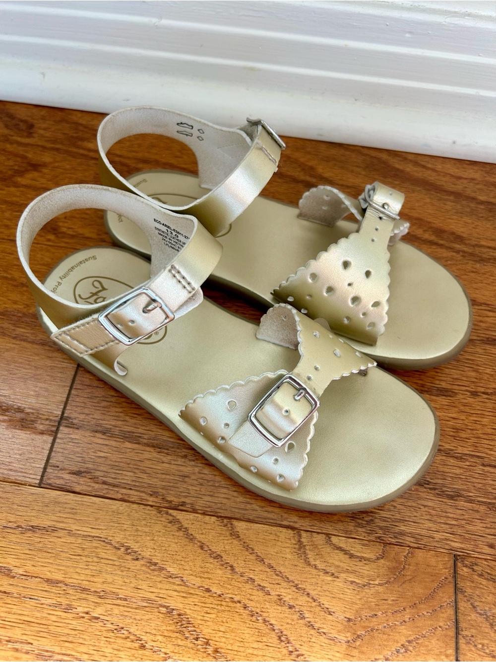 FootMates Girls Gold Scalloped Sandals
